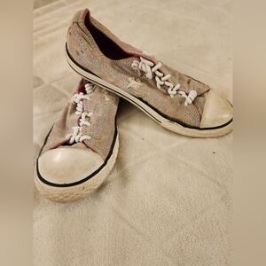 Converse size 5 shoe